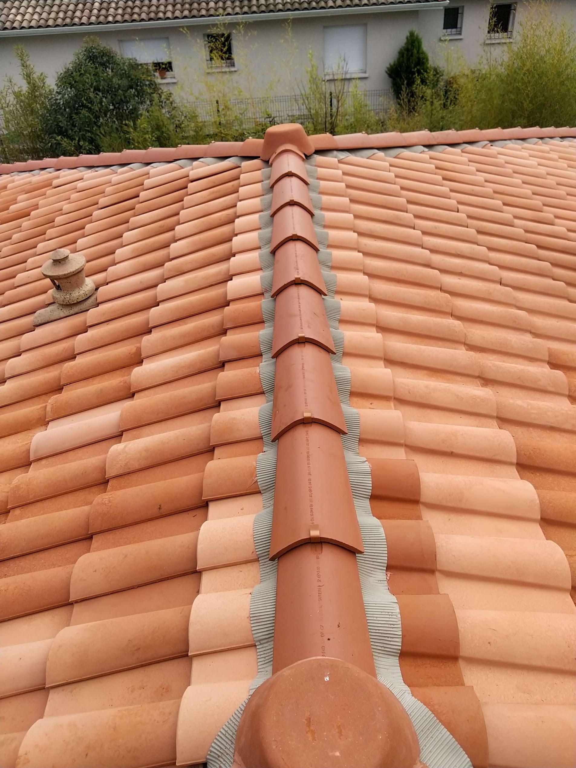 Réparation de faîtage et de tuiles sur une toiture en Gironde