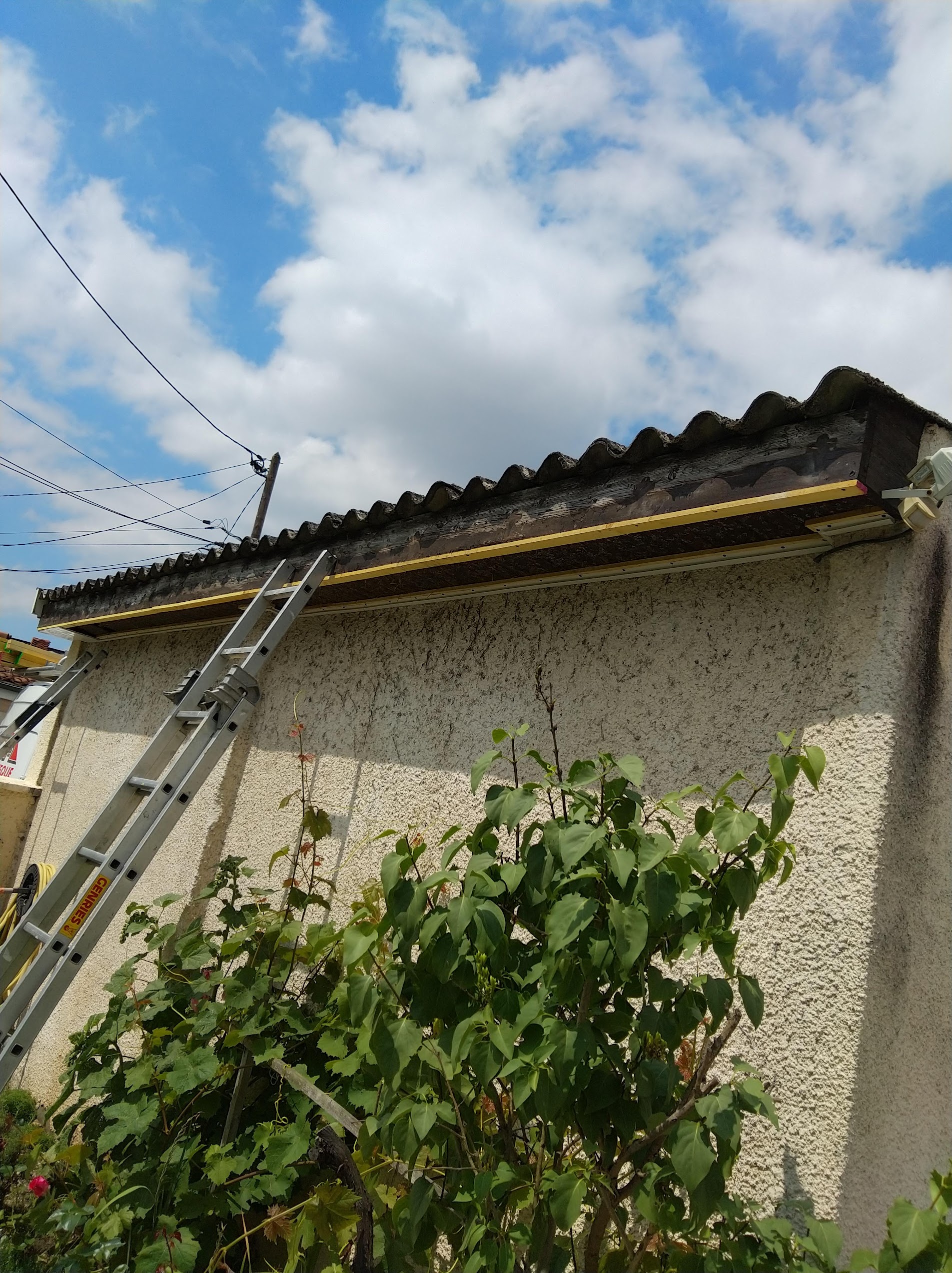 Pose de gouttière en zinc et habillage d’avant-toit en PVC